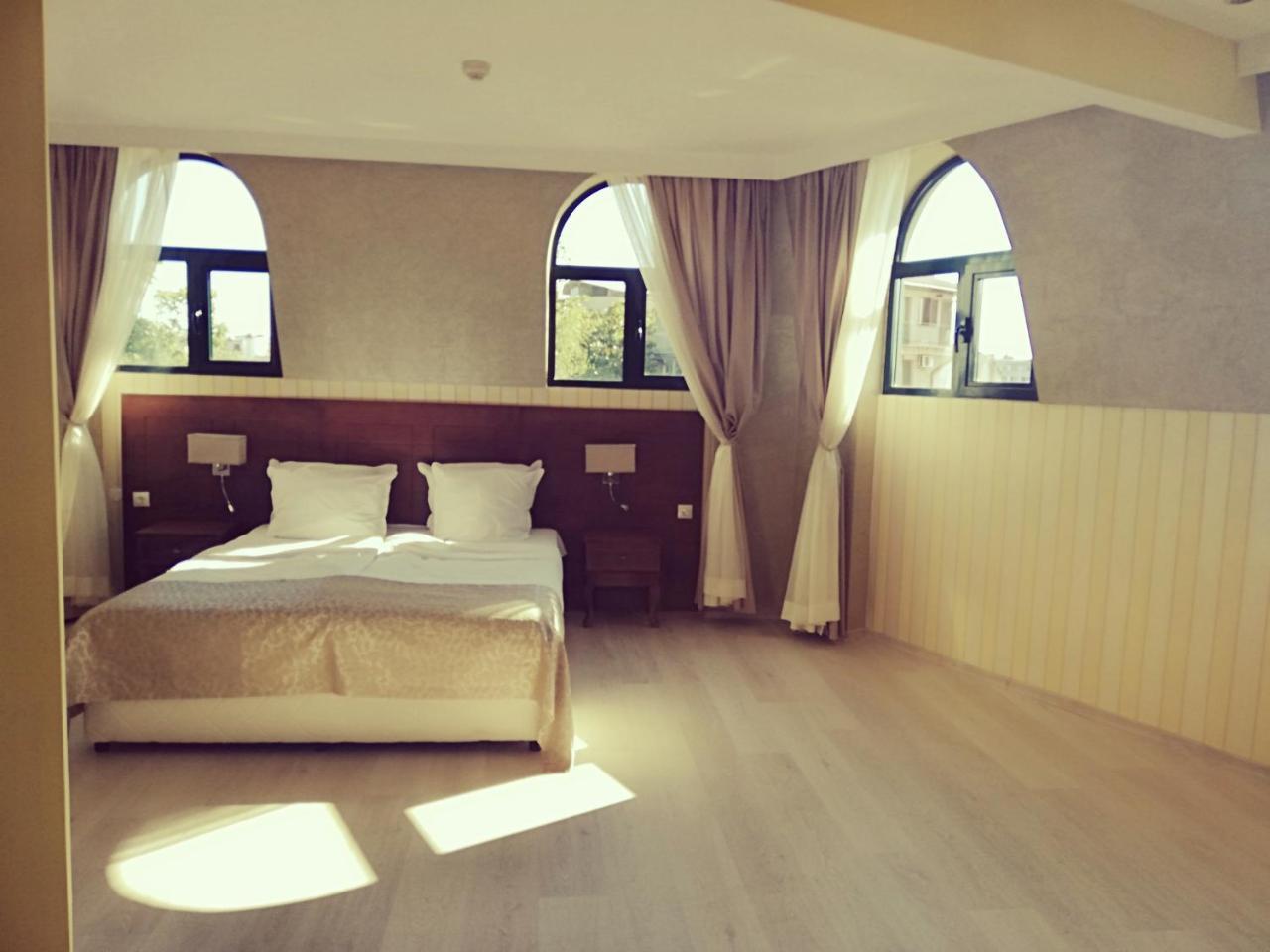 Hotel Plaza Burgas Esterno foto